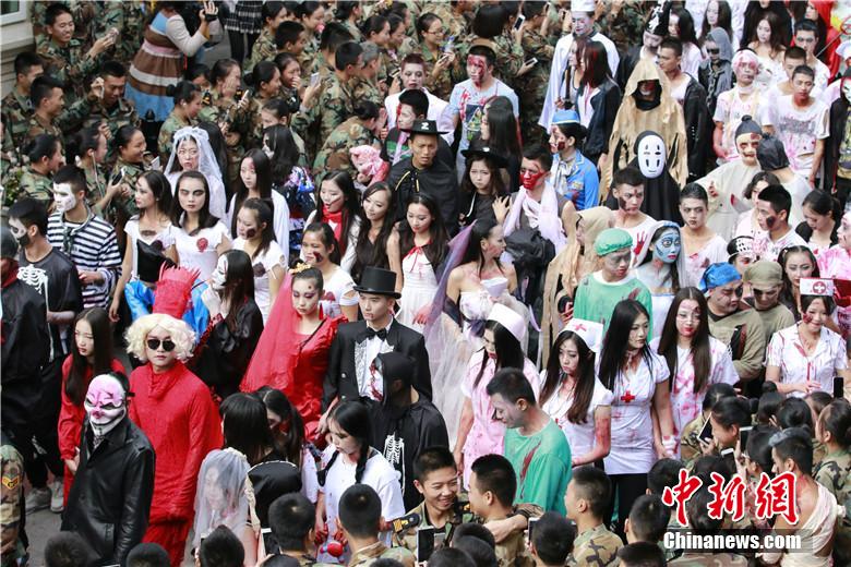 校園“萬(wàn)圣節(jié)”恐怖化妝派對(duì)讓“群鬼”聚集。 何浠 攝