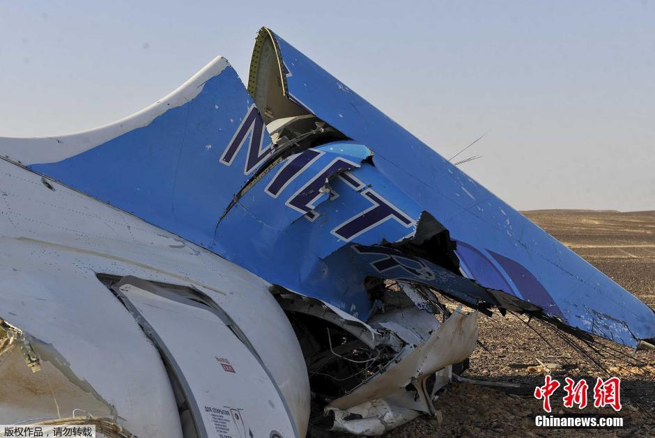 當(dāng)?shù)貢r(shí)間2015年10月31日，在埃及墜毀的俄羅斯客機(jī)殘骸散落在西奈半島的沙漠之中