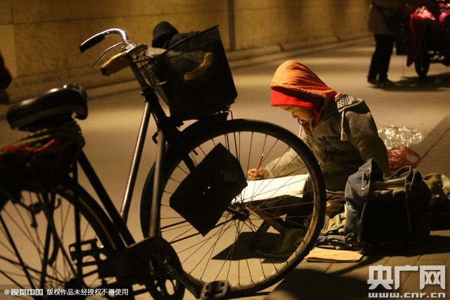 他的父母說，晚上回去晚，孩子的作業(yè)都是在這寫，做小生意不容易，孩子還陪著遭罪，經常還有城管攆著不讓在這賣。