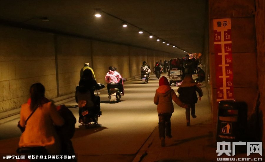 寫完作業(yè)，小一航與鄰居的小伙伴在大橋下玩耍。