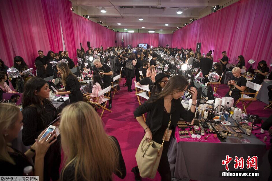 當(dāng)?shù)貢r(shí)間11月10日，2015維多利亞的秘密年度內(nèi)衣秀在紐約上演，模特在后臺(tái)緊張地準(zhǔn)備中。