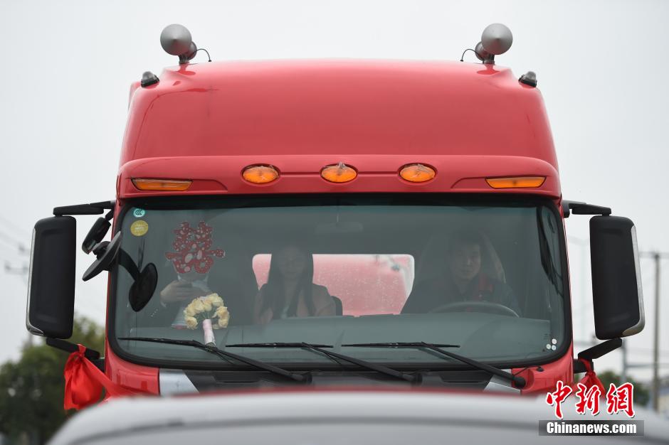 浙江現(xiàn)“霸氣”婚車隊 一輛勞斯萊斯引領(lǐng)八輛“大卡”