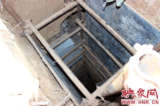 走上叔齊墓的頂端，可以清晰看到兩個(gè)沒(méi)有填土的坑洞，洞內(nèi)的四周從上往下放置著腳手架，深不見(jiàn)底。