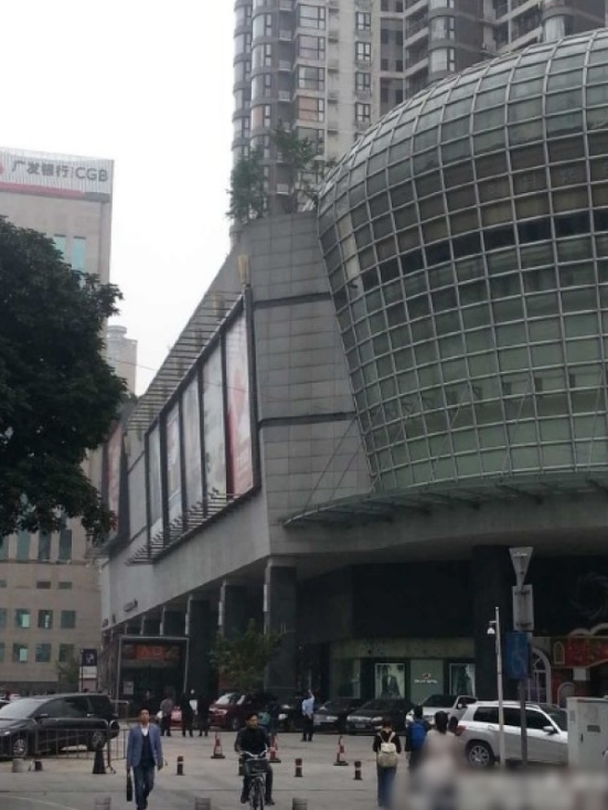 一輛停在停車位上的寶馬轎車，被墜落的樹枝砸中，樹枝徑直插入車內，現場引發(fā)不少市民圍觀拍照。