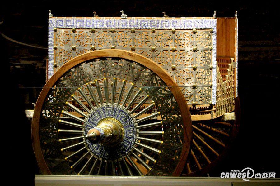 1月7日，甘肅省考古研究所所長王輝向人們介紹花了200萬元復(fù)制的禮儀車輛。