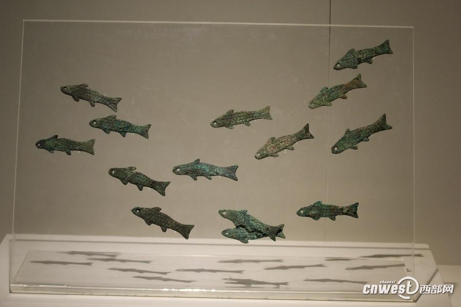 青銅魚符，有專家推測是覆蓋棺槨所用荒帷上懸掛的裝飾物。