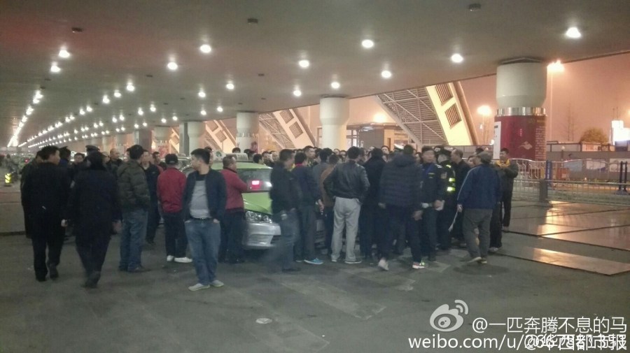 機(jī)場(chǎng)后調(diào)配10多輛機(jī)場(chǎng)大巴運(yùn)送旅客進(jìn)城。