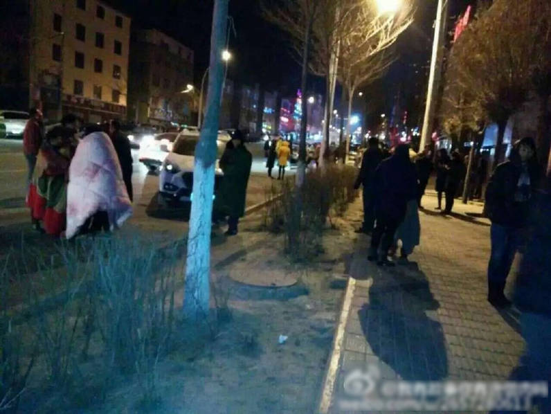 青海門(mén)源6.4級(jí)地震 市民攬被子避震