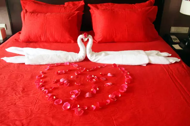 情人節(jié)最溫暖告白！84歲老人包下整樓示愛老伴