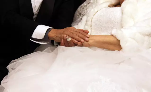 情人節(jié)最溫暖告白！84歲老人包下整樓示愛老伴