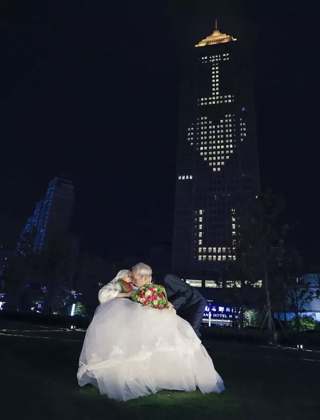 情人節(jié)最溫暖告白！84歲老人包下整樓示愛老伴