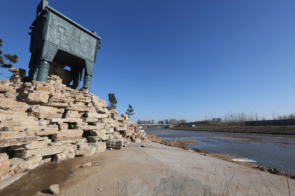 鄭州河邊建十米高銅鼎無(wú)防護(hù) 網(wǎng)友:不怕淹了？