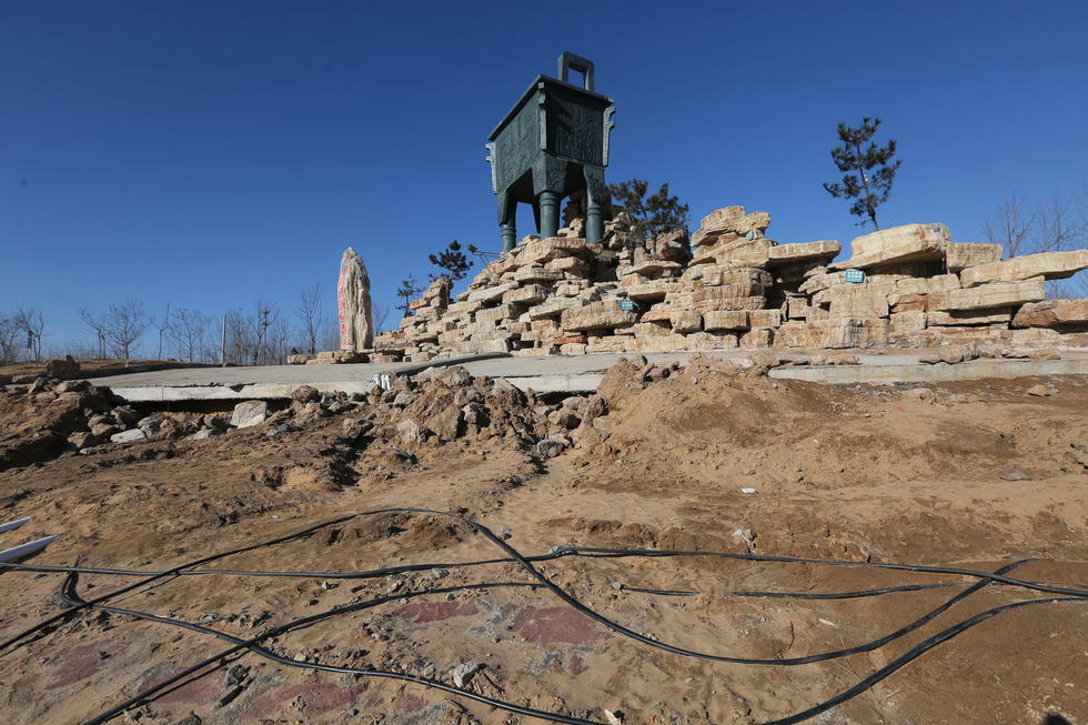 鄭州河邊建十米高銅鼎無(wú)防護(hù) 網(wǎng)友:不怕淹了？