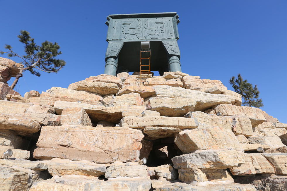 鄭州河邊建十米高銅鼎無(wú)防護(hù) 網(wǎng)友:不怕淹了？