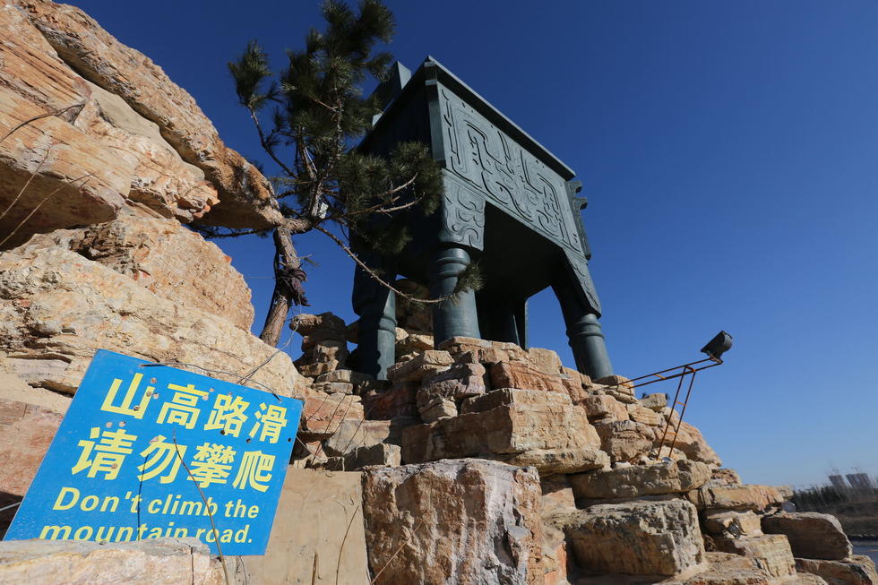 鄭州河邊建十米高銅鼎無(wú)防護(hù) 網(wǎng)友:不怕淹了？