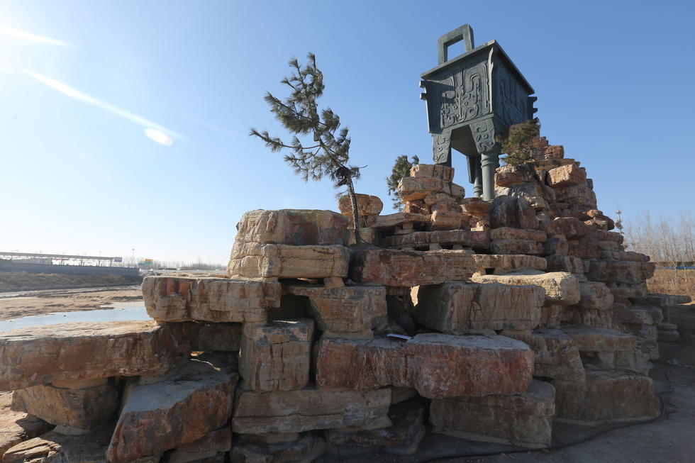 鄭州河邊建十米高銅鼎無(wú)防護(hù) 網(wǎng)友:不怕淹了？