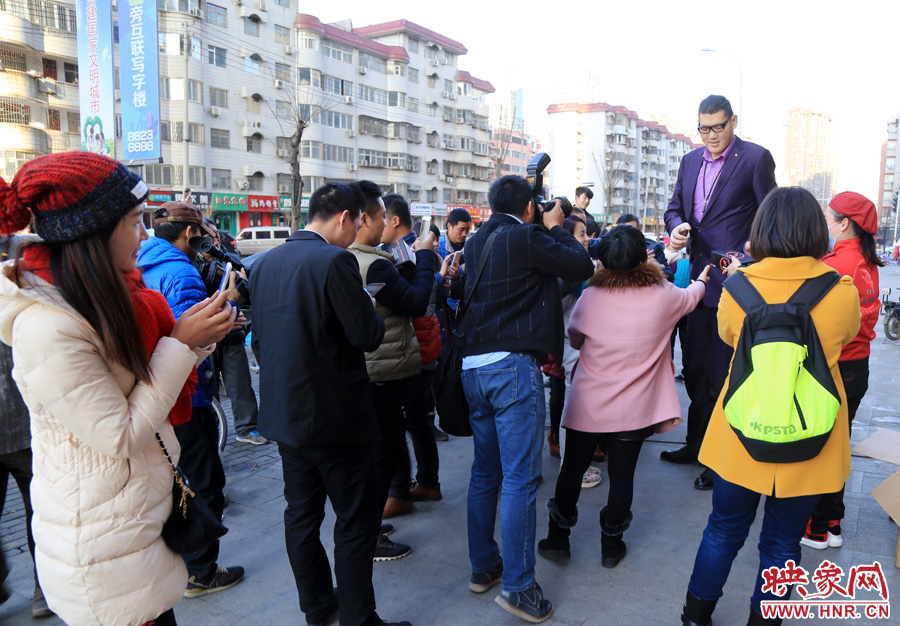 “亞洲第一巨人”張歡身高2.38米，在人群中非常出眾。