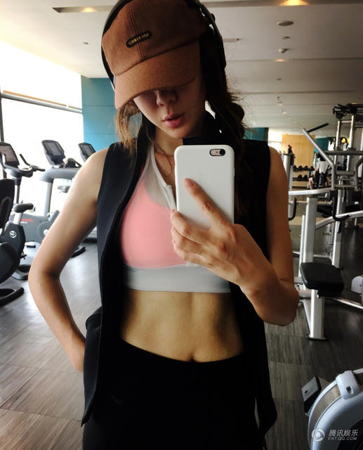 周韋彤曬出性感健身照。