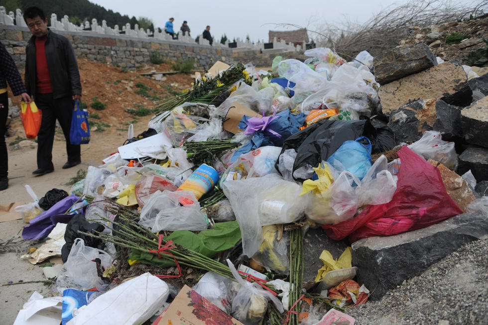 濟南公墓垃圾堆積如山 工人每天背4000斤 濟南公墓垃圾堆積如山 工人每天背4000斤