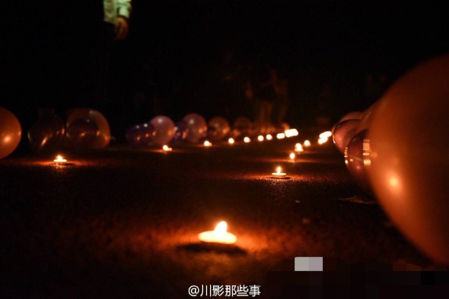 四川某高校全班男生單膝跪地 給女輔導(dǎo)員慶生 四川某高校全班男生單膝跪地 給女輔導(dǎo)員慶生