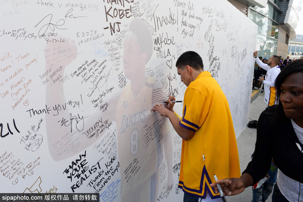 科比最后一戰(zhàn) 眾多粉絲齊聚送祝福 科比最后一戰(zhàn) 眾多粉絲齊聚送祝福