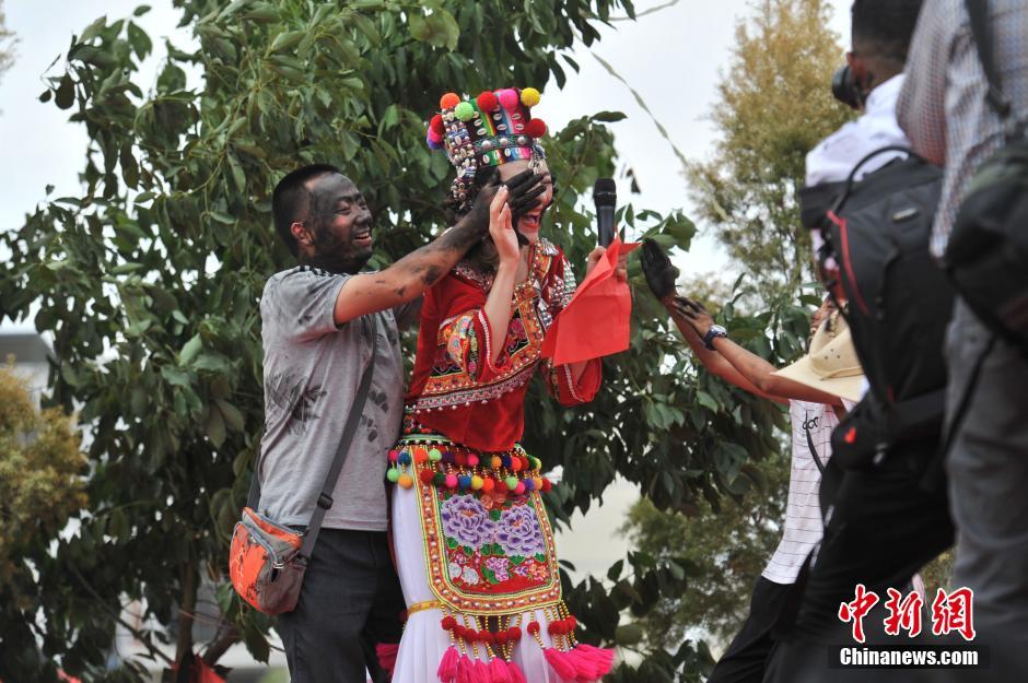 云南丘北萬人狂歡“抹花臉” 男女互抹 云南丘北萬人狂歡“抹花臉” 男女互抹