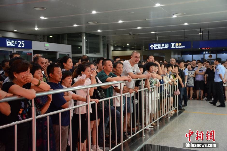 當(dāng)日18時許，前來接機(jī)的家屬陸續(xù)來到大連機(jī)場，等候著其他親屬帶著親人骨灰“回家”。