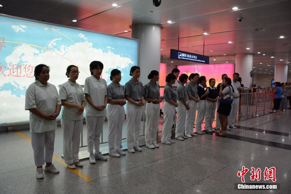 圖為臺灣慈濟(jì)慈善基金會大連聯(lián)絡(luò)處工作人員等候罹難者家屬。