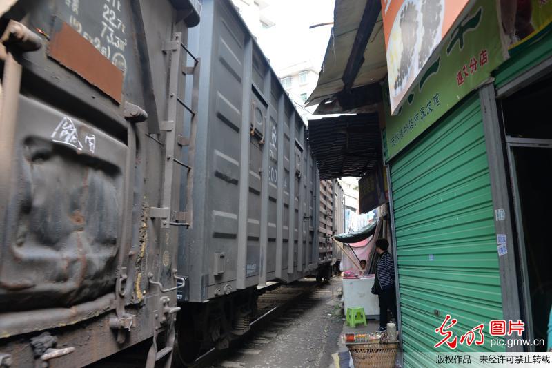 貴州遵義“鐵路菜市” 火車直接從菜攤上開(kāi)過(guò)