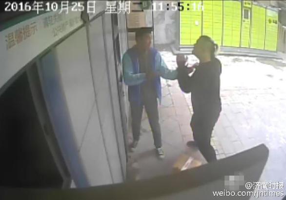 濟(jì)南18歲快遞小哥遭客戶暴打 疑因快遞柜打不開(kāi)