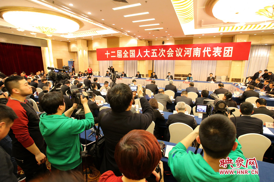 記者擠滿了媒體區(qū)，前來聽取河南“聲音”