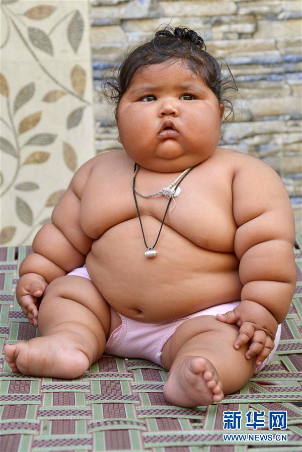 4月17日，在印度阿姆利則，女孩查哈特在家中。