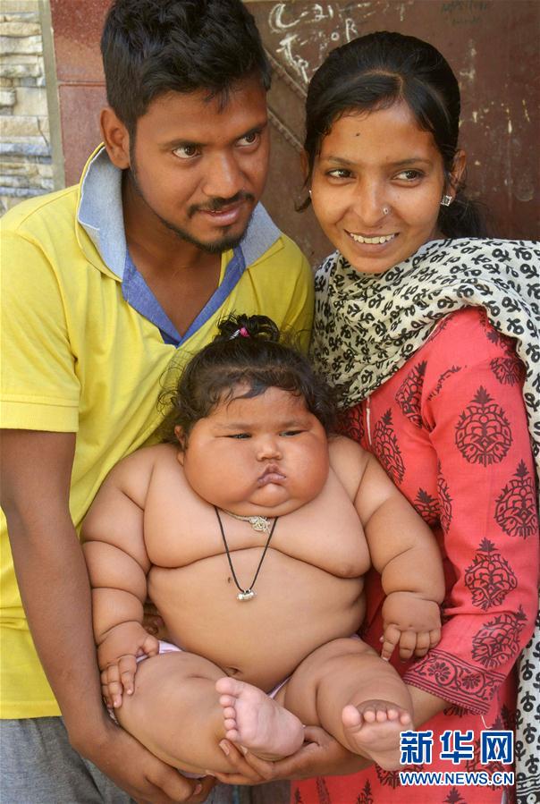 4月17日，在印度阿姆利則，女孩查哈特（中）和父母在家中。