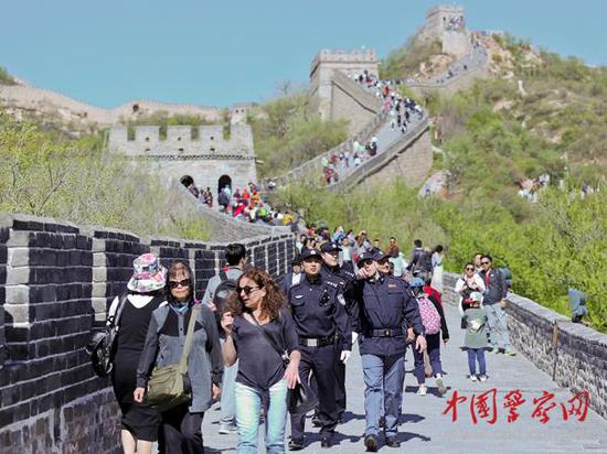 參加聯(lián)合巡邏的中意警察在長(zhǎng)城上巡邏。本網(wǎng)記者 陳路坤 攝