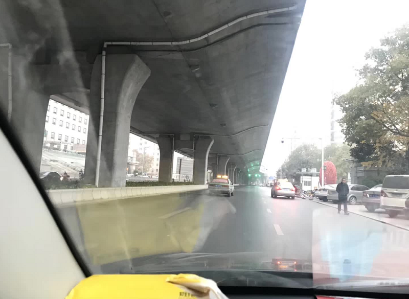 限行第一天！鄭州的早高峰是這個(gè)樣子的