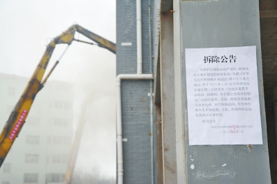 汝州出動近千人拆除違建 兩棟樓堅強(qiáng)變廢墟