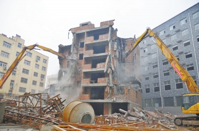 汝州出動近千人拆除違建 兩棟樓堅強(qiáng)變廢墟