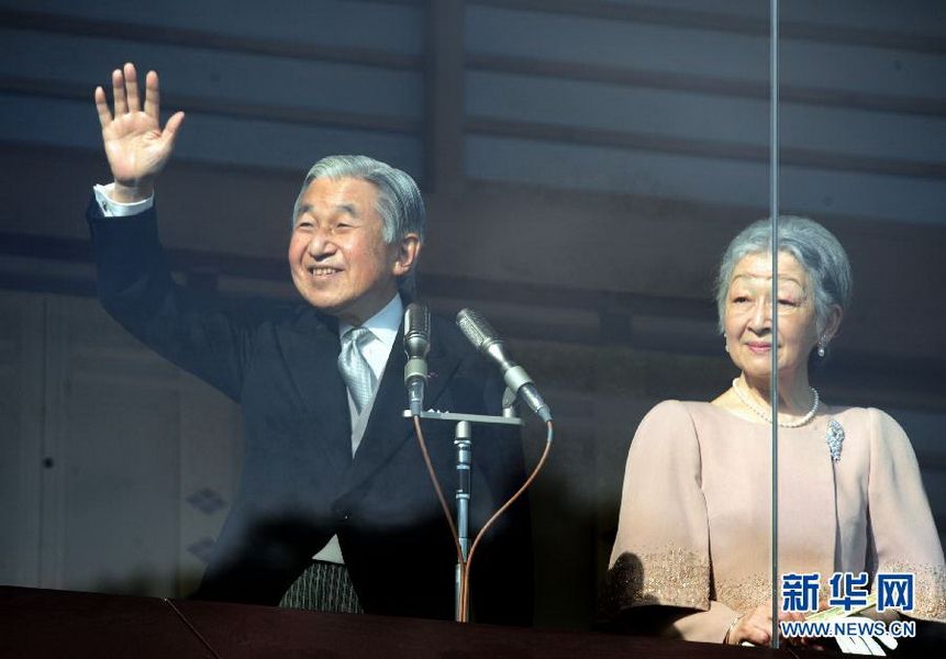 當(dāng)?shù)貢r間12月23日，在位于日本東京的皇宮，日本明仁天皇向民眾致意。