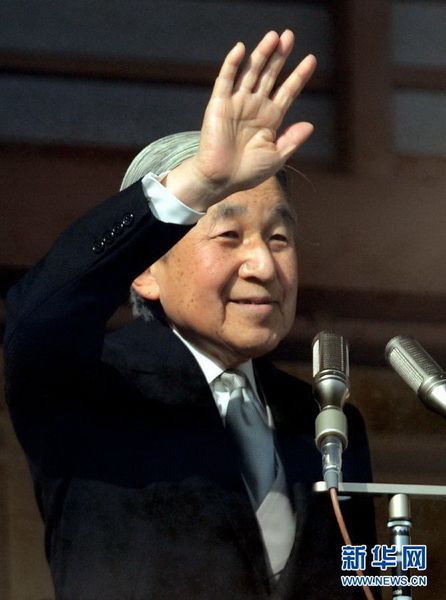 當(dāng)?shù)貢r間12月23日，在位于日本東京的皇宮，日本明仁天皇向民眾致意。