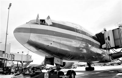 2011年4月5日，美國航空公司為洛杉磯至上海首條直飛航線的開通舉行剪彩儀式。目前，美國航空、美國聯(lián)合航空和達美航空已經(jīng)向中國提交了飛行計劃。