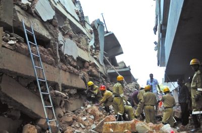 4日，印度卡納科納，救援人員正在搜尋被掩埋的幸存者和遇難者遺體。圖/東方IC