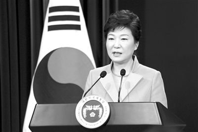 1月6日，韓國(guó)總統(tǒng)樸槿惠在首爾總統(tǒng)府青瓦臺(tái)舉行的新年記者會(huì)上發(fā)言。新華社發(fā)