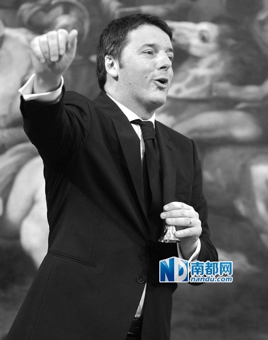2月22日，在意大利羅馬總理府，新任總理馬泰奧·倫齊搖鈴象征正式行使總理權(quán)力。