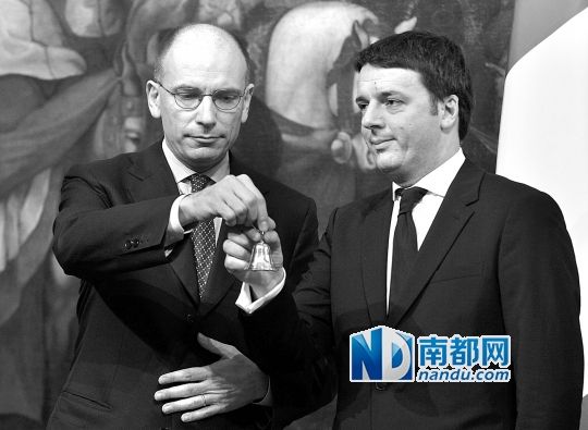 2月22日，在意大利羅馬總理府，新任總理馬泰奧·倫齊(右)與前任總理恩里科·萊塔舉行交接儀式。