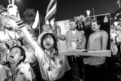 5日，泰國(guó)巴蜀府海濱度假勝地華欣，數(shù)萬(wàn)民眾身穿國(guó)王的代表色“黃色”T恤，自發(fā)上街，口喊“國(guó)王萬(wàn)歲”的口號(hào)。