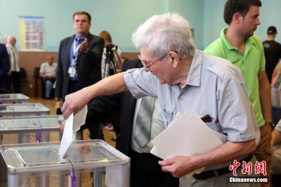 　5月25日，一名烏克蘭選民把填好的選票投入選票箱。