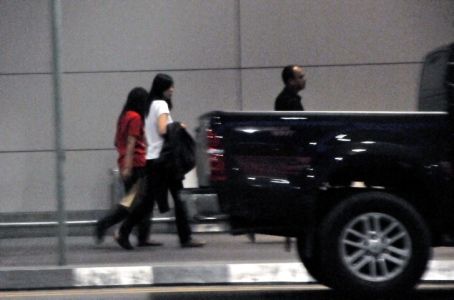 白衣女子（右二）為獲釋中國(guó)女游客（圖片來源：新海峽時(shí)報(bào)）