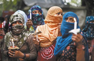 5月31日，新德里，印度民眾舉行紀(jì)念儀式，悼念在強(qiáng)奸案中遇害的兩名少女。