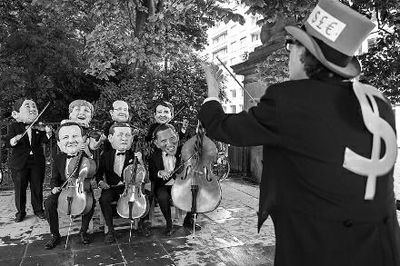 4日在布魯塞爾，非政府組織『樂施會(huì)』成員戴著七國首腦面具演奏名曲《錢錢》，批評(píng)七國政策導(dǎo)致全球貧富差