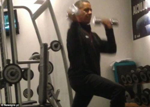 奧巴馬安?，F(xiàn)漏洞舉啞鈴健身時遭偷拍（組圖）（5）